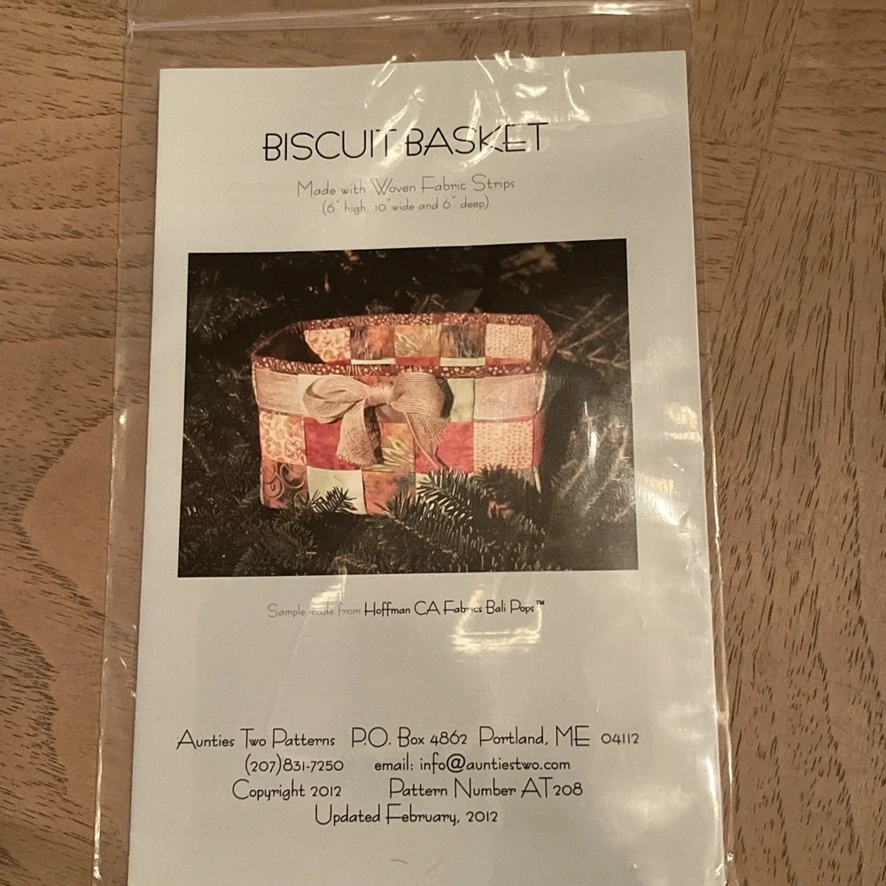 Aunties Two Patterns Biscuit Basket‎ Made With Woven Fabric Strips quilt pattern